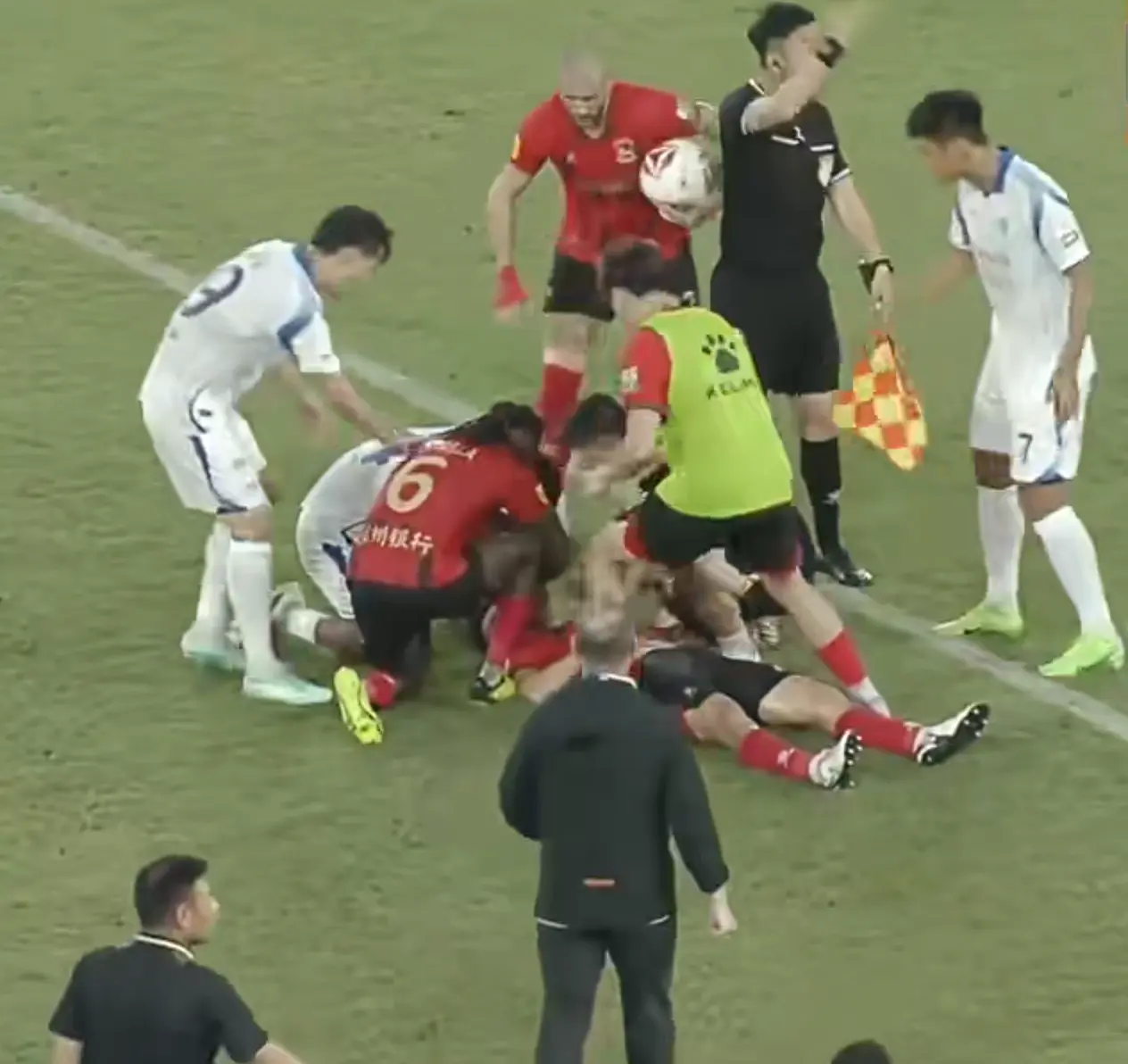 飞奔赶到胡, 在胡靖倒地 飞奔赶到胡, 在胡靖倒地